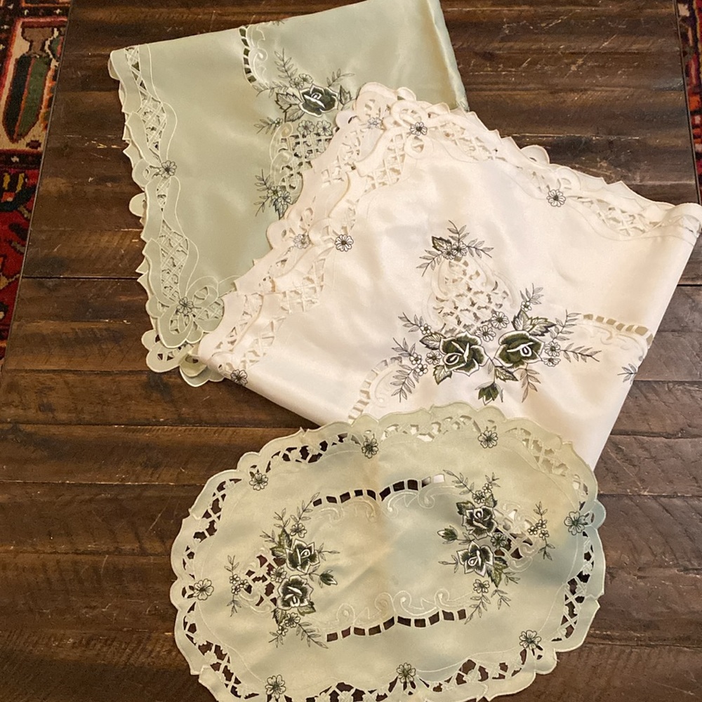 3 Decorative Table Toppers